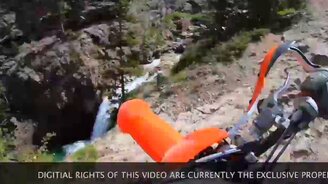 Упал со скалы с мотоциклом - смотреть видео (0:31)
