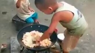 Завтрак для младшего брата - смотреть видео (2:50)