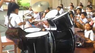 Девочка-барабанщица - смотреть видео (1:55)