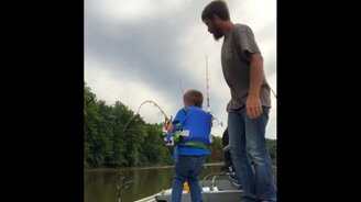 Рыбачок ловит крупную рыбу - смотреть видео (3:22)