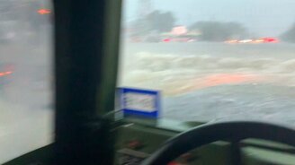 На Хаммере по затопленной улице - смотреть видео (1:02)