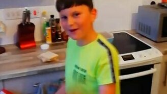 Ловко закинул тост - смотреть видео (0:07)