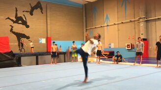 20 переворотов на одной ноге - смотреть видео (0:20)