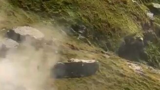 Сбросили огромный камень в море - смотреть видео (0:38)