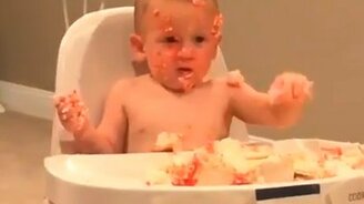 Как дети едят сладкое - смотреть видео (0:06)