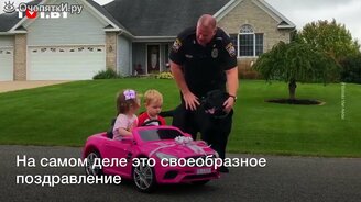 Полиция остановила игрушечный автомобиль с детьми - смотреть видео (0:42)