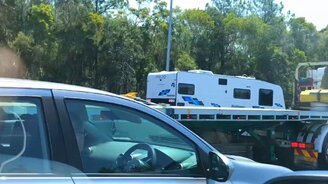 Грузовик перевозит карьерный самосвал - смотреть видео (0:10)