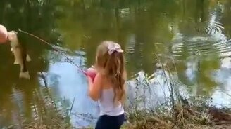 Совсем маленькая рыбачка - смотреть видео (1:08)