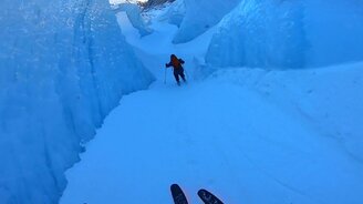 На горных лыжах по каньону - смотреть видео (0:21)