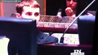 Ковыряет в носу - смотреть видео (0:20)