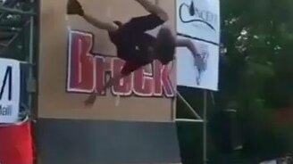 Скейтом по голове - смотреть видео (0:06)