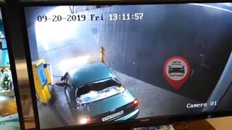 Водитель против шлагбаума - смотреть видео (0:53)