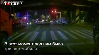Рухнул автомобильный мост - смотреть видео (0:31)