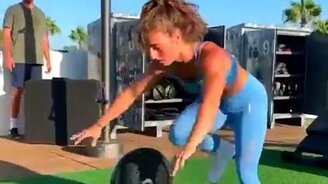 Девушка, которая умеет многое - смотреть видео (0:42)