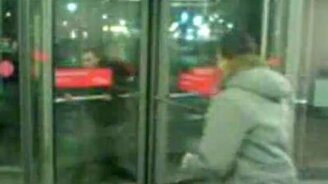 Играют с дверями - смотреть видео (0:17)