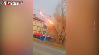 Дерево упало на высоковольтные провода - смотреть видео (0:42)