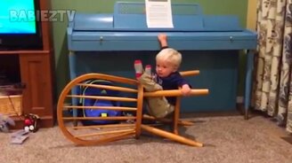 Смешные падения детишек - смотреть видео (10:24)