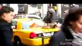 Молится на такси - смотреть видео (0:33)