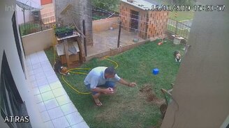 Мужчина переворачивает двор вверх дном - смотреть видео (0:37)