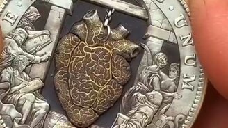 Монета с бьющимся сердцем - смотреть видео (0:29)