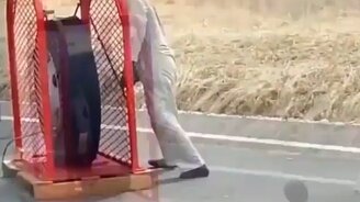 Взрывающееся колесо и манекен - смотреть видео (0:15)