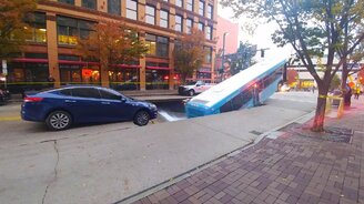 Провалились под асфальт - смотреть видео (0:16)