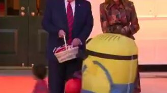 Дональд Трамп и конфеты - смотреть видео (0:27)