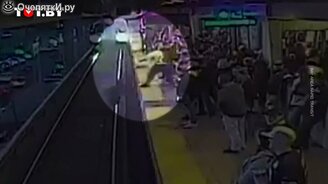 Упал на рельсы, но уцелел - смотреть видео (0:30)