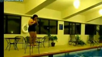 Упала со стула в бассейн - смотреть видео (0:20)