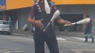 Уличный циркач на автодороге - смотреть видео (0:23)