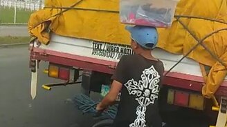 Велосипедист-циркач - смотреть видео (0:57)