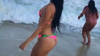 Девушки на пляже - смотреть видео (0:06)