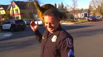 Нападение на полицейского - смотреть видео (0:14)