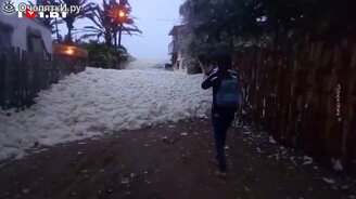 Морская пена затопила город - смотреть видео (0:46)