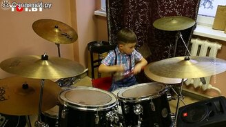 Играет на барабанах в 4 года - смотреть видео (1:00)