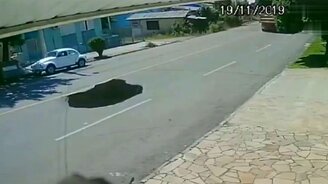 Проблема с дорогами в Бразилии - смотреть видео (0:20)