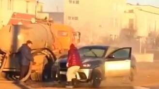 "БМВ" потушили стоками - смотреть видео (0:41)