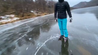 На беговых коньках по озеру - смотреть видео (1:23)