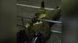 Что должен уметь настоящий пожарный - смотреть видео (0:44)