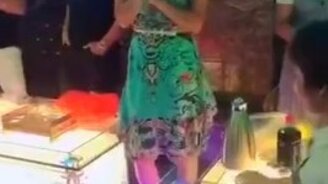 Неожиданно позорная певица - смотреть видео (0:38)