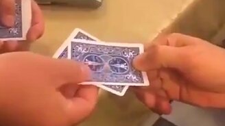Зрелищный и простой карточный фокус - смотреть видео (1:00)