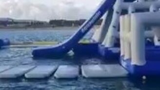 Смешно скатился с горки - смотреть видео (0:27)