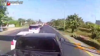 Когда водитель грузовика уснул - смотреть видео (0:34)