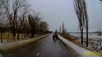 Тракторным колесом в лобовое стекло - смотреть видео (1:00)