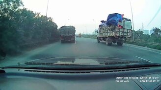 Авария с тентом от грузовика - смотреть видео (1:01)