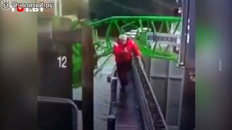 Кран рухнул в сантиметрах от человека - смотреть видео (0:30)