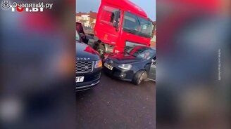 Заехал в слепую зону грузовика - смотреть видео (0:57)