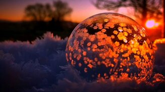 Мыльный пузырь на морозе во время заката - смотреть видео (0:27)