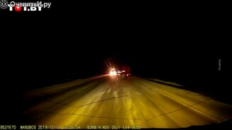 Чудом проскочил между грузовиками - смотреть видео (0:32)