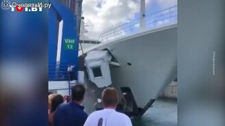 Яхта миллиардера протаранила причал в порту - смотреть видео (0:33)